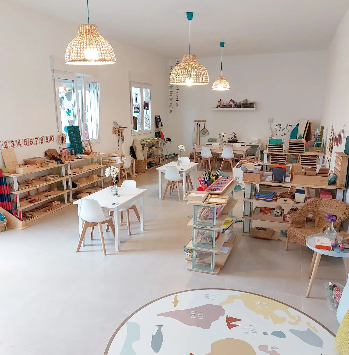 Ambiente preparado de Semillas Montessori, espacio de crianza respetuosa en Alcalá de Guadaíra