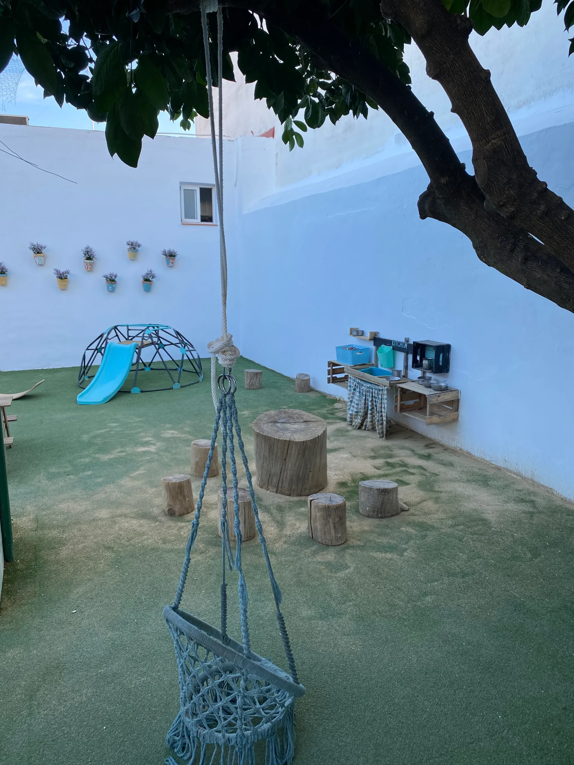 Juego libre y aprendizaje vivencial a través de la manipulación y la experiencia