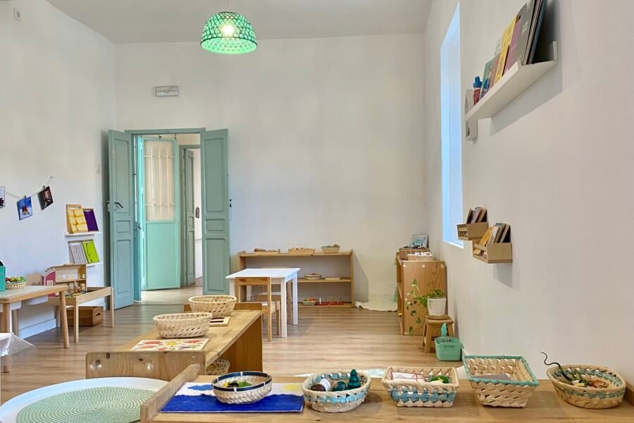 Estanterías del ambiente de Comunidad Infantil con bandejas y cestos de material al alcance