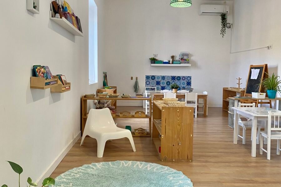 Ambiente de Comunidad Infantil de Semillas Montessori con mobiliario bajo de madera y alfombra
